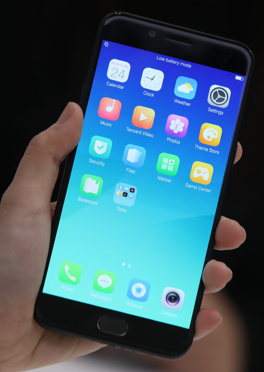 = 27일(현지시간) 세계 최대 모바일 전시회 '모바일 월드 콩그레스(MWC) 2017'이 열린 스페인 바르셀로나 피라 그란비아 내 중국 오포 전시장에서 업체 관계자가 R9S를 들어보이고 있다.      지난해 4분기 아시아·태평양 스마트폰 시장에서 시장 점유율 12.3%로 1위를 차지한 중국 오포의 R9S는 5.5인치 풀HD(1080X1920) 디스플레이를 장착했으며 반응 속도 0.2초의 지문인식 버튼을 채용했다.